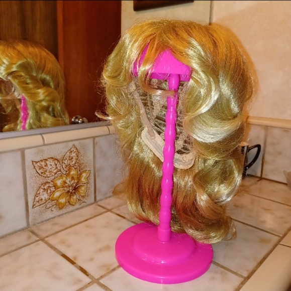 Farah Faucet Style Wig Blonde for Fun Fashion or halloween costume dress up - Picture 8 of 9